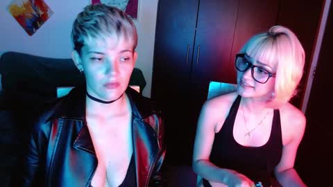 Snapshot of mackenziemoon chatting on January 20, 11:10 pm Noah Askew online show from January 20, 11:10 pm