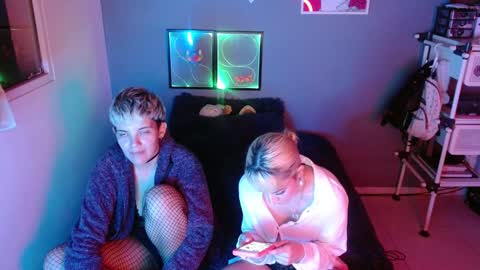 Snapshot of mackenziemoon chatting on January 31, 6:35 am Noah Askew online show from January 31, 6:35 am