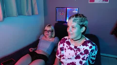 Snapshot of mackenziemoon chatting on February 2, 4:15 am Noah Askew online show from February 2, 4:15 am