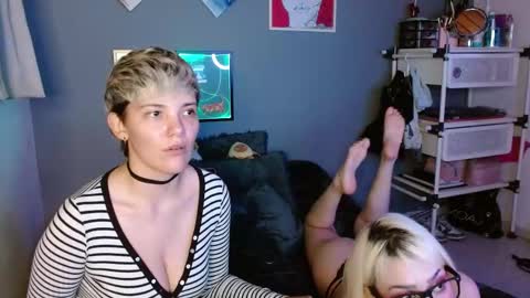 Snapshot of mackenziemoon chatting on February 21, 6:29 am Noah Askew online show from February 21, 6:29 am