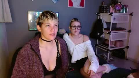 Snapshot of mackenziemoon chatting on February 23, 7:22 am Noah Askew online show from February 23, 7:22 am