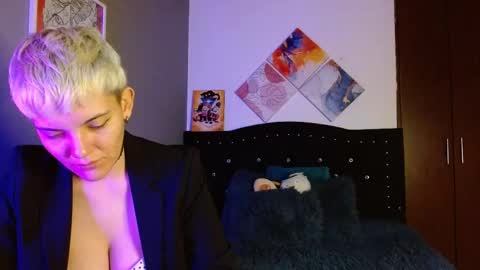 Snapshot of mackenziemoon chatting on September 10, 9:37 pm Noah Askew online show from September 10, 9:37 pm