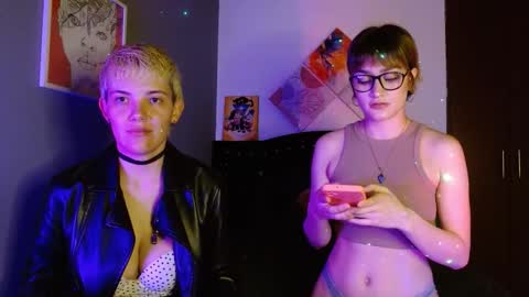 Snapshot of mackenziemoon chatting on September 20, 11:17 pm Noah Askew online show from September 20, 11:17 pm