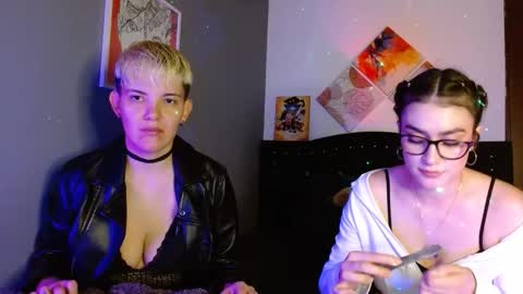 Snapshot of mackenziemoon chatting on October 6, 6:33 am Noah Askew online show from October 6, 6:33 am