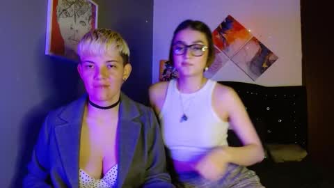 Snapshot of mackenziemoon chatting on October 11, 6:01 am Noah Askew online show from October 11, 6:01 am