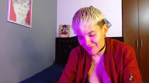 Snapshot of mackenziemoon chatting on October 16, 6:58 am Noah Askew online show from October 16, 6:58 am