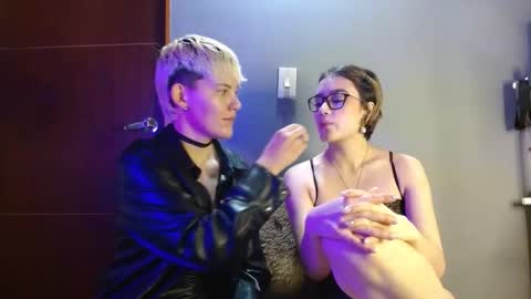 Snapshot of mackenziemoon chatting on October 19, 12:00 am Noah Askew online show from October 19, 12:00 am