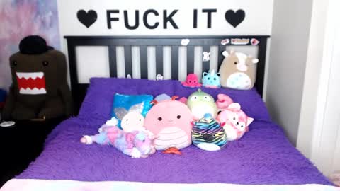 Mackenzie Wolfe online show from November 3, 4:58 am