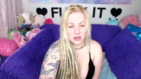 Mackenzie Wolfe online show from July 21, 5:10 am