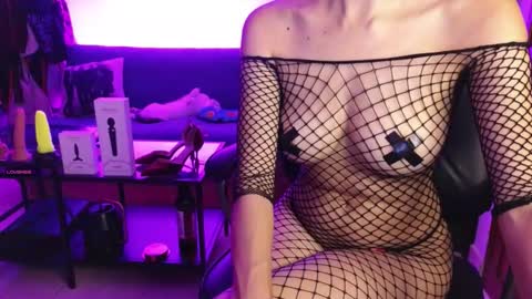 Snapshot of madame_lia chatting on November 16, 4:51 am Madame La online show from November 16, 4:51 am