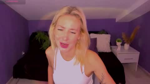 Snapshot of madammilly chatting on October 5, 6:23 am Evelyn online show from October 5, 6:23 am