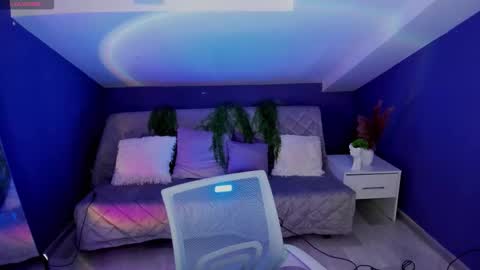 Snapshot of madammilly chatting on October 12, 6:34 am Evelyn online show from October 12, 6:34 am