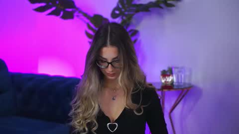 Snapshot of maddiebryggs chatting on November 18, 10:09 am Maddie online show from November 18, 10:09 am