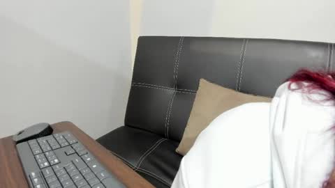 Snapshot of madelaine_blosson chatting on May 25, 10:32 am Madelaine online show from May 25, 10:32 am