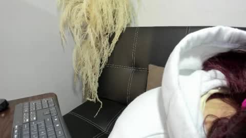 Snapshot of madelaine_blosson chatting on May 27, 10:23 am Madelaine online show from May 27, 10:23 am