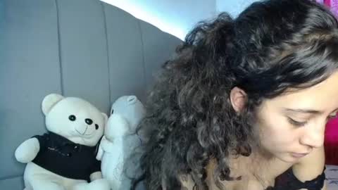 Snapshot of madelainee_buk chatting on February 24, 9:09 pm Buk online show from February 24, 9:09 pm