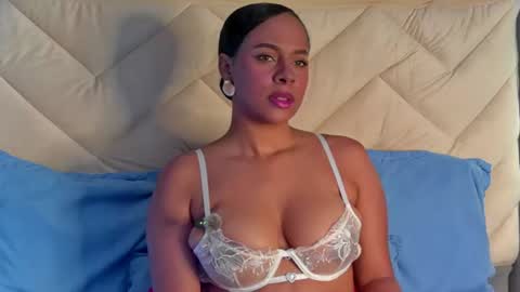 Snapshot of madeleinxxx_ chatting on July 1, 7:02 pm madeleinxxx_ online show from July 1, 7:02 pm