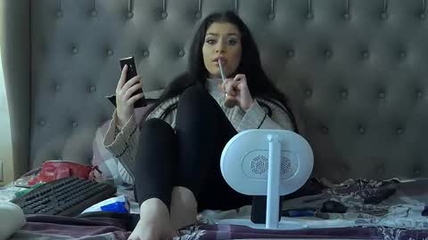 Snapshot of madelynvelure chatting on November 16, 7:25 am madelynvelure online show from November 16, 7:25 am