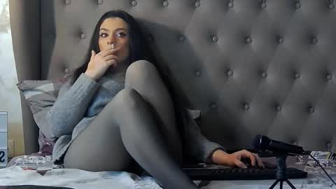 Snapshot of madelynvelure chatting on November 19, 8:14 am madelynvelure online show from November 19, 8:14 am