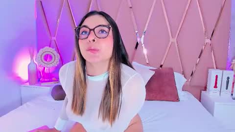 Snapshot of mady_james chatting on November 12, 12:38 pm Mady James online show from November 12, 12:38 pm