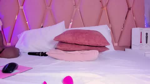 Snapshot of mady_james chatting on December 5, 2:25 pm Mady James online show from December 5, 2:25 pm