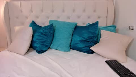 Snapshot of mae_lyra chatting on November 8, 11:43 am Mae Lyra online show from November 8, 11:43 am