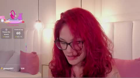 Snapshot of mae_lyra chatting on December 15, 8:07 am Mae Lyra online show from December 15, 8:07 am