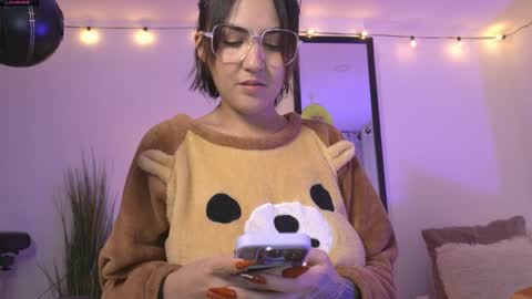 Snapshot of maeeve_ chatting on December 25, 11:10 pm Maeve schedule 11 am- 530 pm colombia time online show from December 25, 11:10 pm