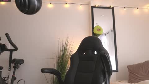 Snapshot of maeeve_ chatting on January 1, 6:38 pm Maeve schedule 11 am- 530 pm colombia time online show from January 1, 6:38 pm