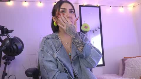 Snapshot of maeeve_ chatting on January 3, 9:47 pm Maeve schedule 11 am- 530 pm colombia time online show from January 3, 9:47 pm