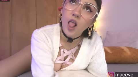 Snapshot of maeeve_ chatting on March 8, 3:35 pm Maeve schedule 11 am- 530 pm colombia time online show from March 8, 3:35 pm