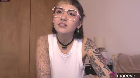 Snapshot of maeeve_ chatting on March 11, 10:42 pm Maeve schedule 11 am- 530 pm colombia time online show from March 11, 10:42 pm