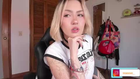 Snapshot of maeeve_ chatting on November 25, 2:06 pm Maeve schedule 11 am- 530 pm colombia time online show from November 25, 2:06 pm