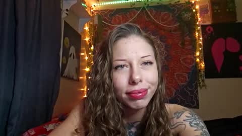 Snapshot of maevedotexe chatting on December 13, 10:26 pm maevedotexe online show from December 13, 10:26 pm