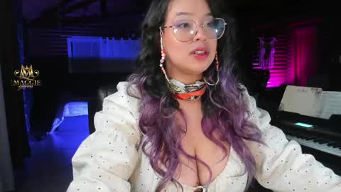 Snapshot of maggie_queen chatting on April 20, 12:46 am Luna online show from April 20, 12:46 am
