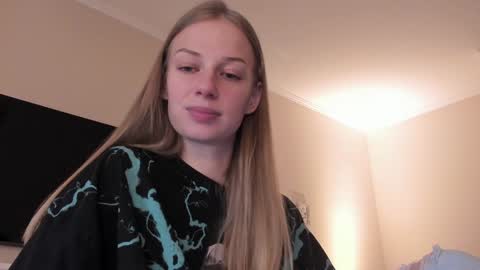 Snapshot of magic_couple13 chatting on December 5, 10:01 am Alice  online show from December 5, 10:01 am