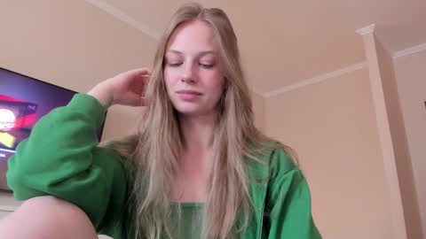 Snapshot of magic_couple13 chatting on April 8, 9:53 am Alice online show from April 8, 9:53 am