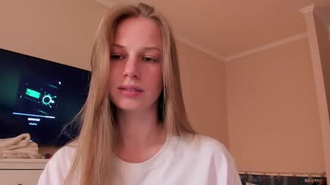 Snapshot of magic_couple13 chatting on April 15, 12:34 pm Alice online show from April 15, 12:34 pm