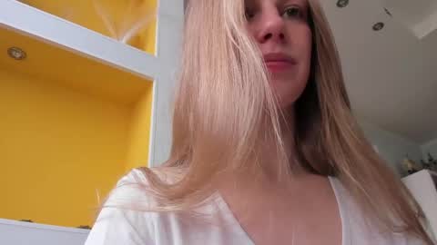 Snapshot of magic_couple13 chatting on May 13, 12:46 pm Alice online show from May 13, 12:46 pm