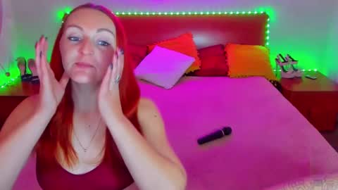 Snapshot of magiceyess chatting on December 5, 7:38 am Lili and Bella online show from December 5, 7:38 am