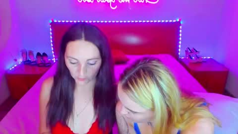 Snapshot of magiceyess chatting on December 7, 11:29 am Lili and Bella online show from December 7, 11:29 am