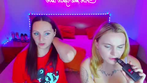 Snapshot of magiceyess chatting on December 9, 7:50 am Lili and Bella online show from December 9, 7:50 am