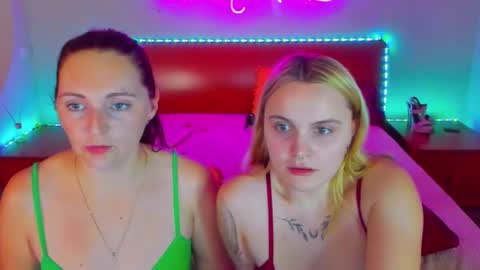 Snapshot of magiceyess chatting on December 13, 5:21 pm Lili and Bella online show from December 13, 5:21 pm