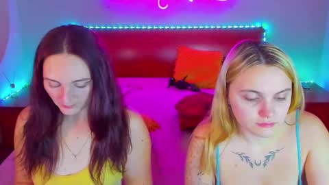 Snapshot of magiceyess chatting on December 14, 7:40 am Lili and Bella online show from December 14, 7:40 am