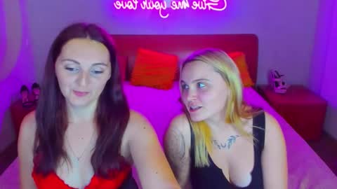 Snapshot of magiceyess chatting on December 15, 5:20 pm Lili and Bella online show from December 15, 5:20 pm
