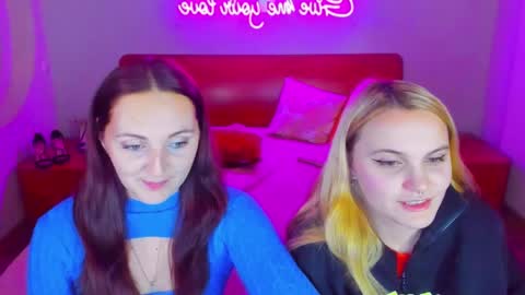 Snapshot of magiceyess chatting on December 17, 9:07 am Lili and Bella online show from December 17, 9:07 am