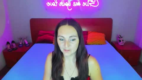 Snapshot of magiceyess chatting on December 20, 8:28 am Lili and Bella online show from December 20, 8:28 am
