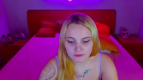Snapshot of magiceyess chatting on December 21, 11:01 am Lili and Bella online show from December 21, 11:01 am