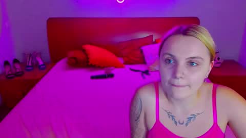 Snapshot of magiceyess chatting on December 23, 7:17 am Lili and Bella online show from December 23, 7:17 am