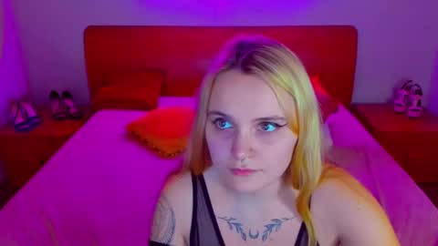 Snapshot of magiceyess chatting on December 27, 11:06 am Lili and Bella online show from December 27, 11:06 am